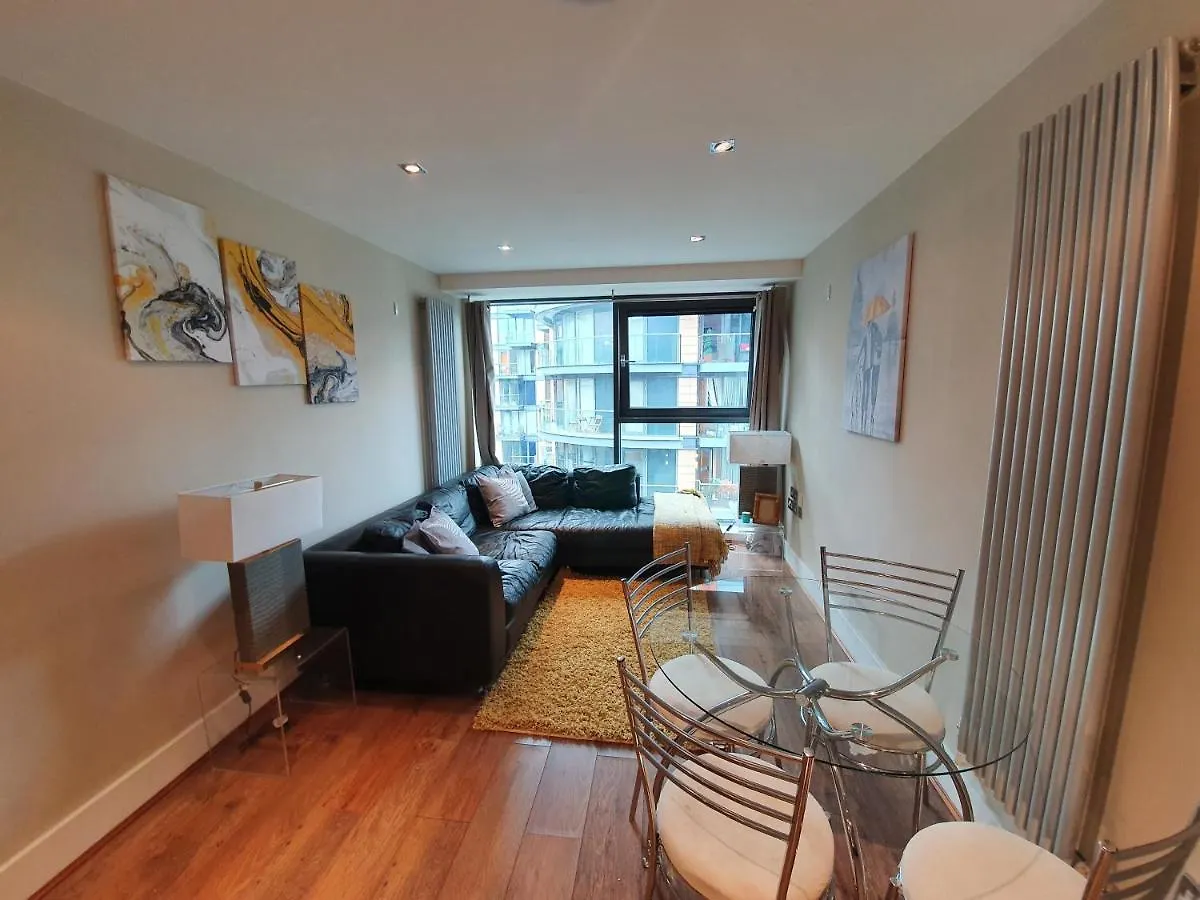 Apartment One Bed Stylish Apartment, Canary Wharf, London