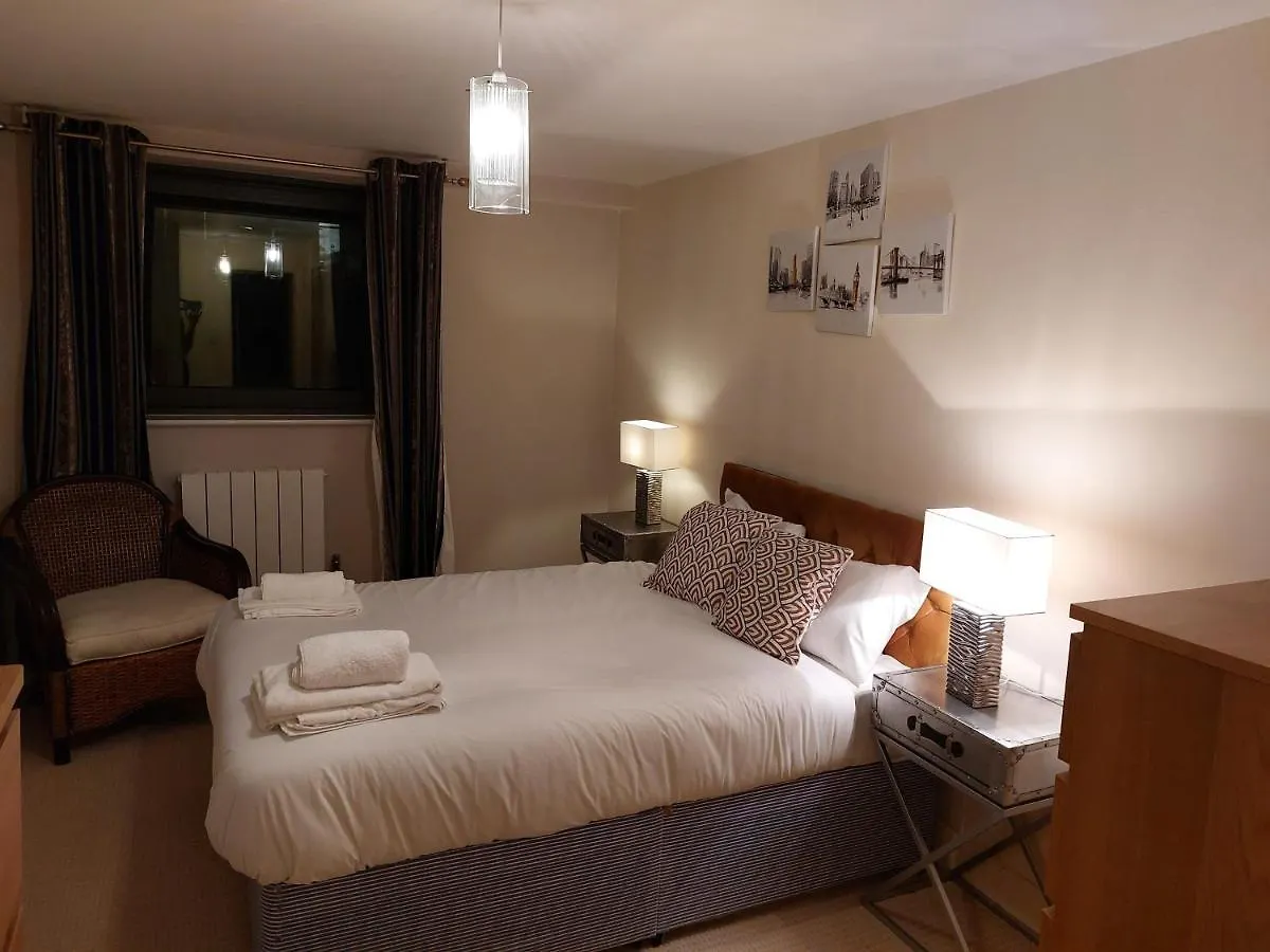 One Bed Stylish Apartment, Canary Wharf, London