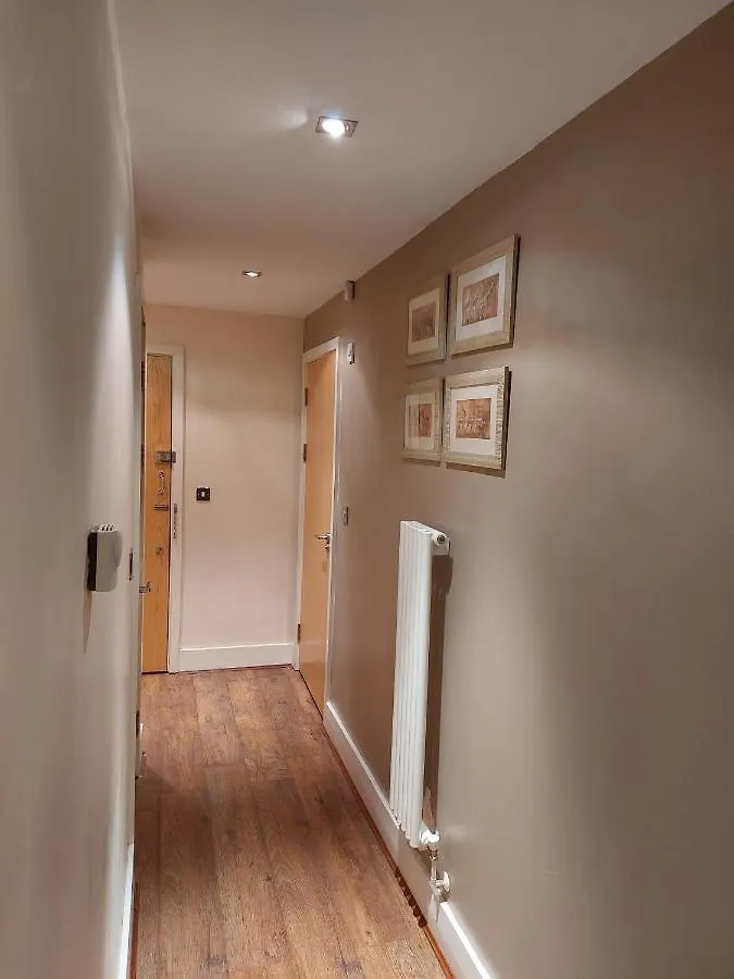 One Bed Stylish Apartment, Canary Wharf, London 0*,