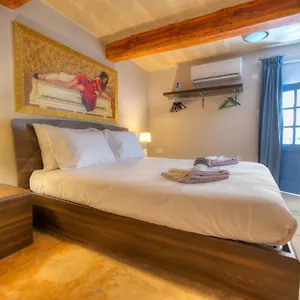 romantic-and-historical-maisonette-in-the-center-of.hotelssaintjulians.com/